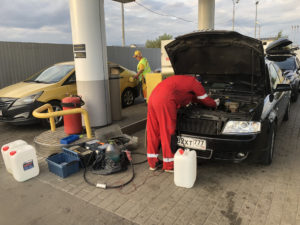 Мастер сливает топливо на АЗС